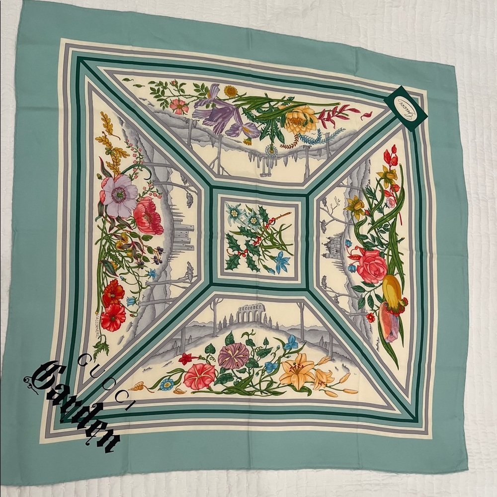 Gucci Silk Scarf with Floral Motif in Green and Cream